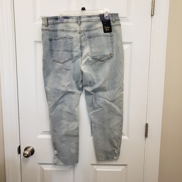 Indigo Rein, NWT, curvy high rise crop, button down distressed jeans SZ17 W32 - Picture 10 of 16